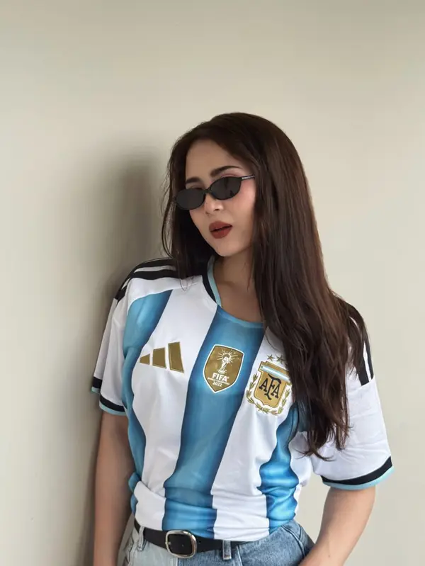 Ultra-realistic fashion portrait photography of a stylish young woman wearing… — GPT Image 2 prompt by @Sairah_0