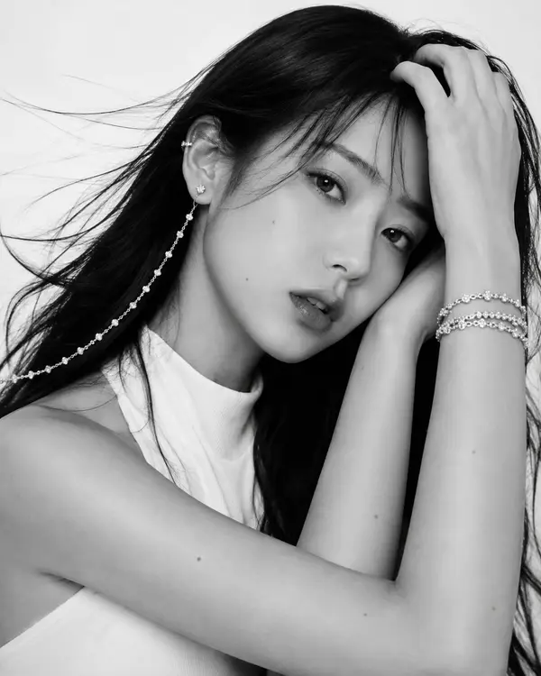 Create an ultra-realistic editorial close-up portrait using the reference image… — AI Model prompt by @MissDelulu9