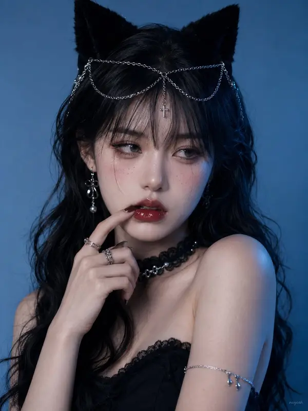 真人摄影，真实人物，社媒美妆写真与暗黑甜酷猫系造型，竖幅 3:4 半身近景，平视略近镜头，人物占画面约… — AI Model prompt by @nanyuan0412