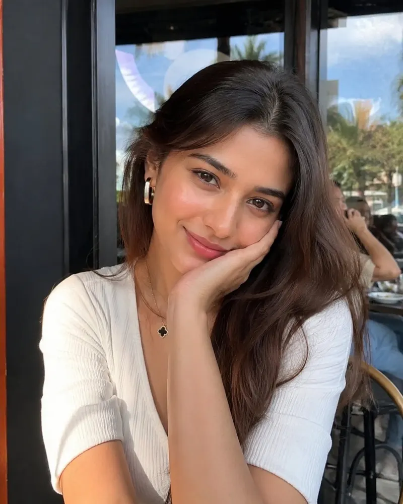 Ultra-realistic DSLR portrait of a stunningly beautiful, stylish young woman… — AI Model prompt by @oju689