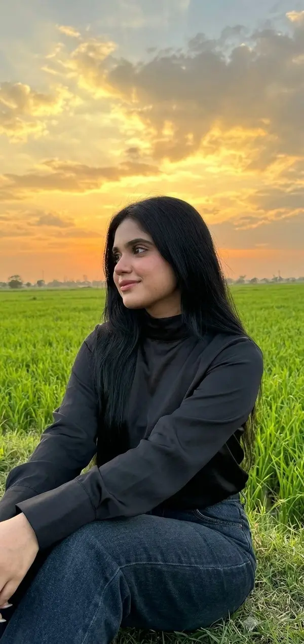 Ultra-realistic DSLR-quality smartphone selfie of a beautiful young South Asian… — AI Model prompt by @oye_samia
