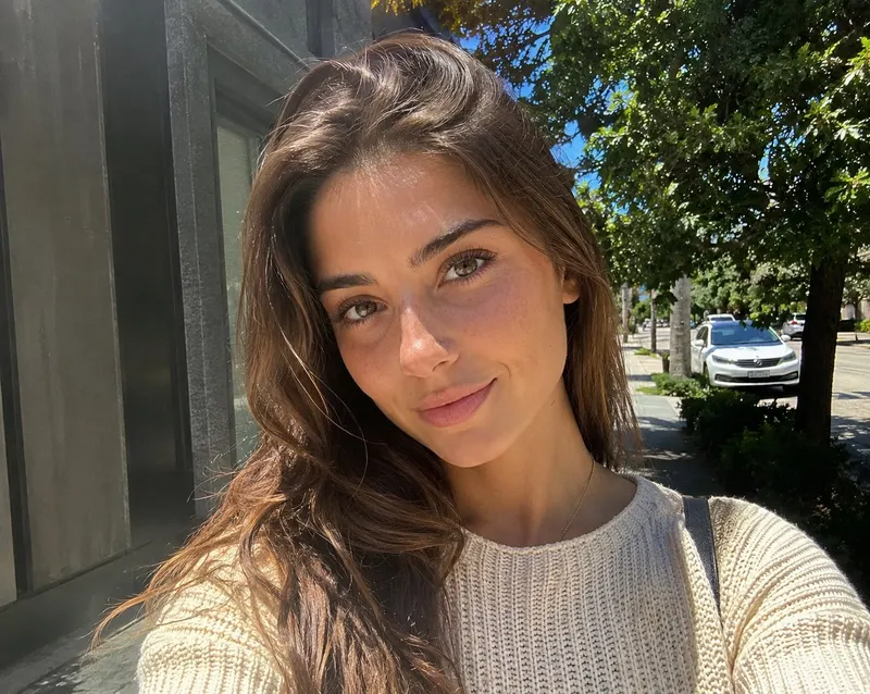 A stunning young adult woman with naturally beautiful features, soft glowing… — AI Model prompt by @oju689
