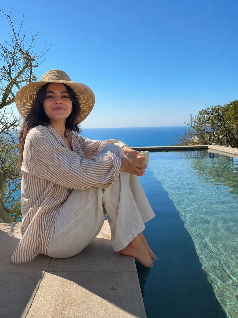 An ultra-realistic lifestyle photograph of a smiling young woman with… — AI Model prompt by @oju689
