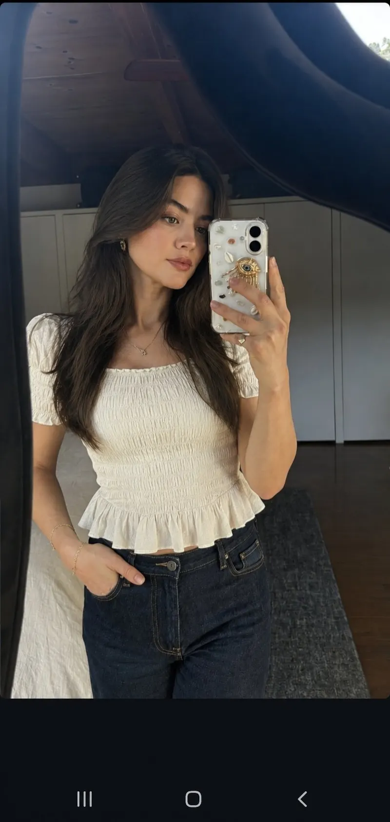 An ultra-realistic mirror selfie of a beautiful young woman standing in a… — AI Model prompt by @oju689