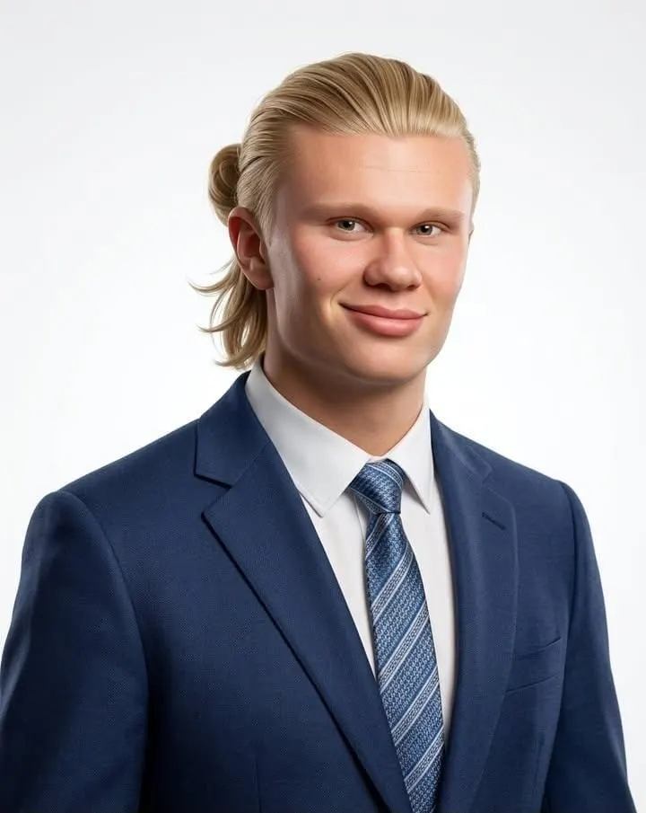 Ultra-realistic professional studio headshot, centered chest-up portrait,… — GPT Image 2 prompt by @SimplyAnnisa