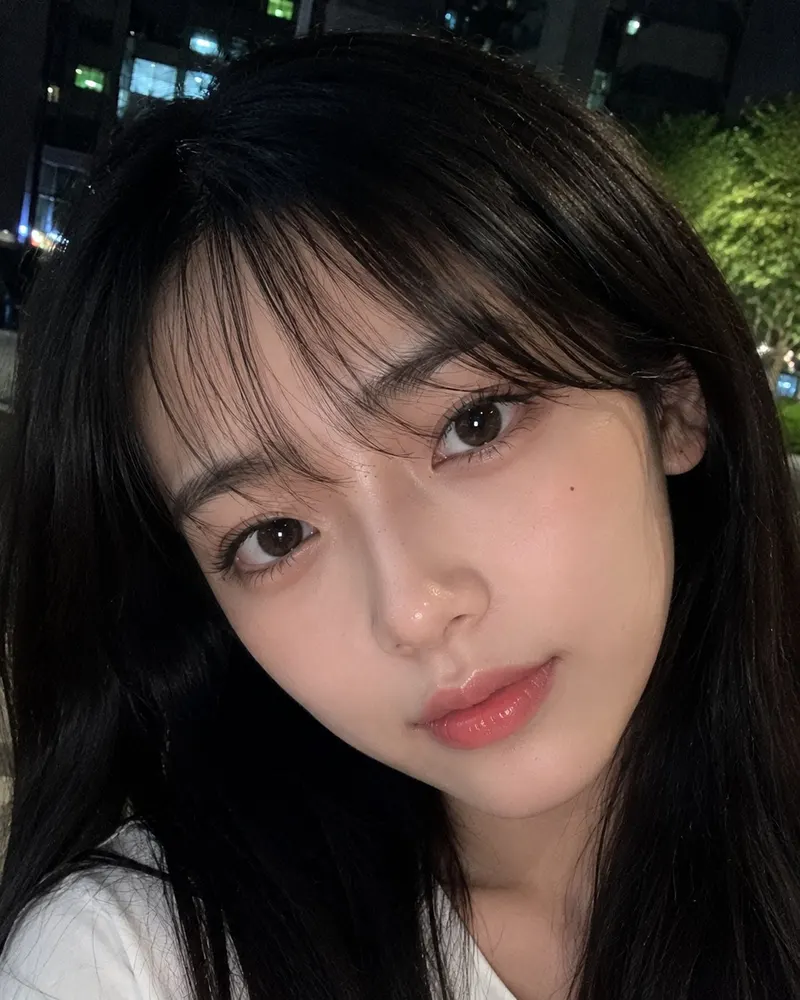Ultra-realistic smartphone photo of a beautiful young Japanese woman with… — Seedream prompt by @saniaspeaks_