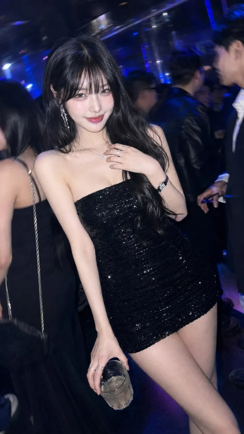 Vertical 9:16, photorealistic CCD flash nightlife portrait, candid nightclub… — AI Model prompt by @BubbleBrain