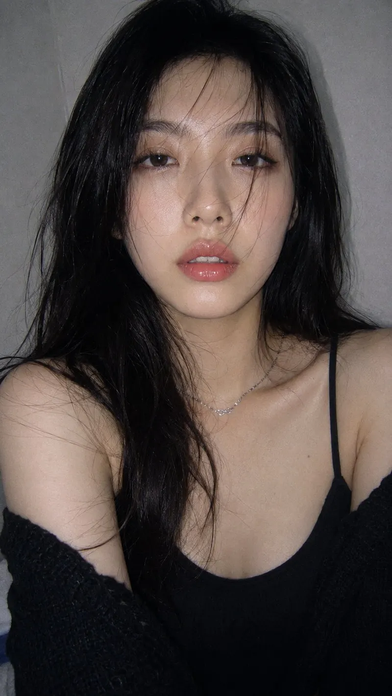 Vertical 9:16, photorealistic Korean beauty portrait, intimate early-2000s… — AI Model prompt by @BubbleBrain