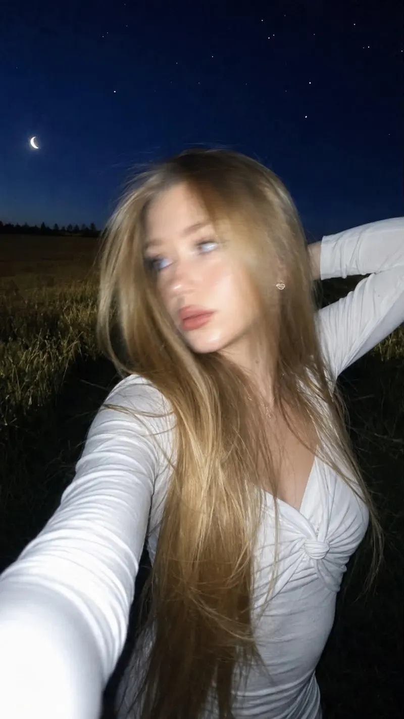 Ultra-realistic lifestyle selfie photograph. Do not change the woman's face.… — GPT Image 2 prompt by @oggii_0