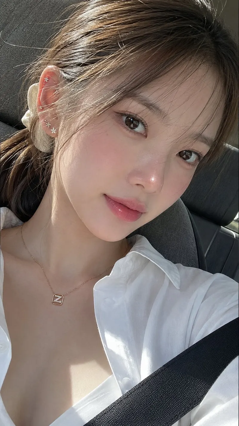 A stunning ultra-photorealistic extreme close-up selfie of a youthful Korean… — GPT Image 2 prompt by @john_my07