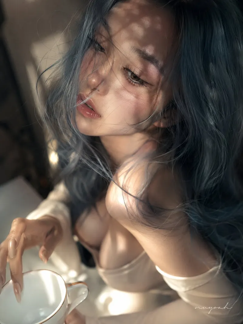 超现实，前景发丝锐利背景奶油虚化，低领露肩，长杏仁美甲，蓝灰长发，斑驳日光，前景发丝局部清晰，白色茶杯，出神，暖灯米粉肤色偏移，直闪快照 — AI Model prompt by @nanyuan0412